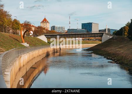 Ein Betondamm entlang des Flusses Nemunas in Kaunas, Litauen, an einem ruhigen Herbstmorgen Stockfoto