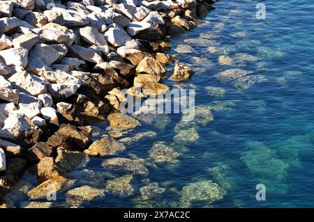 Nahaufnahme von Strandstein und Meerwasser Stockfoto