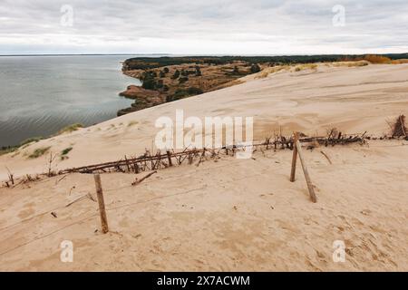 Wanderzaun entlang eines Wanderweges über die Sanddünen der Kurischen Nehrung, einem UNESCO-geschützten Nationalpark in Litauen Stockfoto