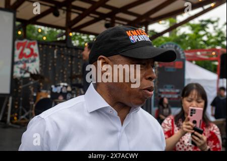 New York, Usa. Mai 2024. NEW YORK, NEW YORK – 18. MAI: New Yorker Bürgermeister Eric Adams spricht am 18. Mai 2024 im Queens Borough von New York City mit New Yorkern beim „First Night Festival“ der indonesischen kulinarischen Enthusiasten, Inc. Im Culture Lab, Long Island City. Quelle: Ron Adar/Alamy Live News Stockfoto