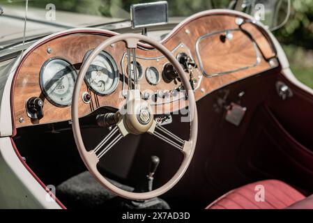 enns, österreich, 11. Mai 2024, Oldtimertreffen auf Schloss ennsegg, Cockpit, Lenkrad eines Oldtimer-Roadsters *** enns, österreich, 11. mai 2024, oldtimertreffen auf schloss ennsegg, Cockpit, lenkrad eines alten mg Roadsters Copyright: XW. Simlingerx Stockfoto