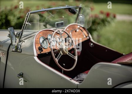 enns, österreich, 11. Mai 2024, Oldtimertreffen auf Schloss ennsegg, Cockpit, Lenkrad eines Oldtimer-Roadsters *** enns, österreich, 11. mai 2024, oldtimertreffen auf schloss ennsegg, Cockpit, lenkrad eines alten mg Roadsters Copyright: XW. Simlingerx Stockfoto