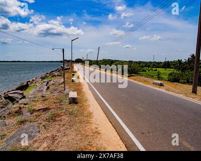 Sri Lanka Landstraße mit Bus unter blauem Himmel Polonnaruwa Stockfoto