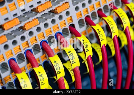 Elektrische Installation im Anschlusskasten. Drähte, Steckbrücken und Anschlussklemmen. Stockfoto