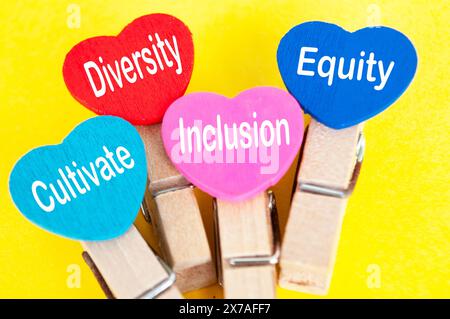 Pflege von Vielfalt, Inklusion und Gerechtigkeit auf gelbem Hintergrund. Stockfoto