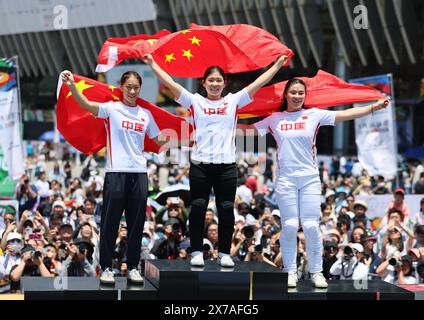 (240519) --PEKING, 19. Mai 2024 (Xinhua) -- Sun Jiaqi, Sun Sibei und Deng Yawen (L bis R) aus China feiern auf dem Podium während der Verleihung des Finales des Radsports BMX Freestyle Frauenparks bei der Olympischen Qualifikationsserie Shanghai im ostchinesischen Shanghai am 18. Mai 2024. (Xinhua/Wang Kaiyan) Stockfoto