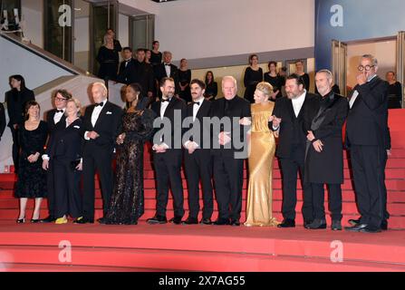 18. Mai 2024, Cannes, Frankreich: CANNES, FRANKREICH - 18. MAI: (L-R) Denis Menochet, Rolando Ravello, Cate Blanchett, Evan Johnson und Guy Maddin nehmen am 77. Jährlichen Filmfestival in Cannes am 18. Mai 2024 in Cannes Teil. (Kreditbild: © Frederick Injimbert/ZUMA Press Wire) NUR REDAKTIONELLE VERWENDUNG! Nicht für kommerzielle ZWECKE! Stockfoto