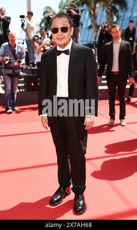 Cannes, Frankreich. Mai 2024. Der chinesische Regisseur Jia Zhangke trifft auf dem roten Teppich vor der Premiere des Films „Feng Liu Yi Dai (gefangen von den Gezeiten)“ während der 77. Ausgabe des Filmfestivals in Cannes am 18. Mai 2024 in Südfrankreich ein. Quelle: Gao Jing/Xinhua/Alamy Live News Stockfoto