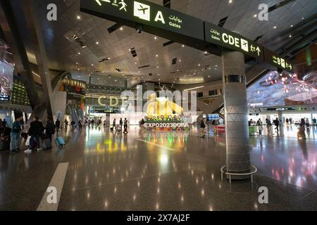 DOHA, KATAR – 13. OKTOBER 2023: Lampenkulptur auf dem internationalen Flughafen Hamad in Doha. Stockfoto