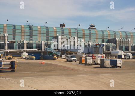 CHICAGO, IL - 5. APRIL 2016: Blick aus einem Flugzeug während des Rollens am Chicago O'Hare International Airport. O'Hare ist ein großer internationaler Flughafen Stockfoto