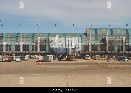 CHICAGO, IL - 5. APRIL 2016: Blick aus einem Flugzeug während des Rollens am Chicago O'Hare International Airport. O'Hare ist ein großer internationaler Flughafen Stockfoto