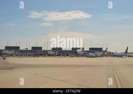 CHICAGO, IL - 05. APRIL 2016: Chicago O'Hare International Airport tagsüber. O'Hare ist ein wichtiger internationaler Flughafen, der Chicago bedient. Stockfoto