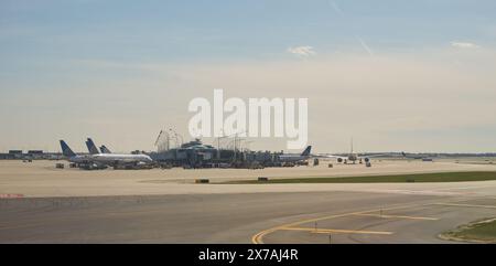 CHICAGO, IL - 5. APRIL 2016: Flugzeuge auf dem Asphalt am Flughafen Chicago O'Hare. O'Hare ist ein wichtiger internationaler Flughafen, der Chicago bedient. Stockfoto