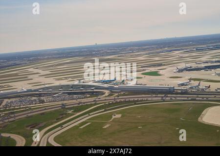 CHICAGO, IL - 5. APRIL 2016: Tageszeit: Blick aus der Vogelperspektive auf den Chicago O'Hare International Airport. O'Hare ist ein wichtiger internationaler Flughafen, der Chicago bedient. Stockfoto