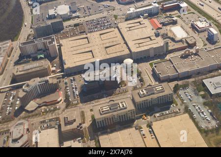 CHICAGO, IL - 05. APRIL 2016: Luftaufnahme von einem Flugzeug während des Starts vom Chicago O'Hare International Airport am Tag. Stockfoto