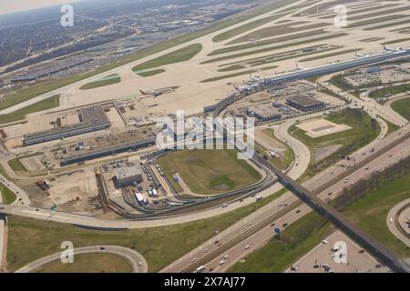 CHICAGO, IL - 5. APRIL 2016: Tageszeit: Blick aus der Vogelperspektive auf den Chicago O'Hare International Airport. O'Hare ist ein wichtiger internationaler Flughafen, der Chicago bedient. Stockfoto