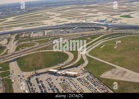 CHICAGO, IL - 5. APRIL 2016: Tageszeit: Blick aus der Vogelperspektive auf den Chicago O'Hare International Airport. O'Hare ist ein wichtiger internationaler Flughafen, der Chicago bedient. Stockfoto