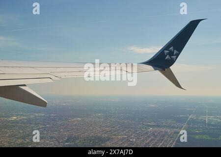 CHICAGO, IL - 05. APRIL 2016: Luftaufnahme von einem Flugzeug während des Starts vom Chicago O'Hare International Airport am Tag. Stockfoto