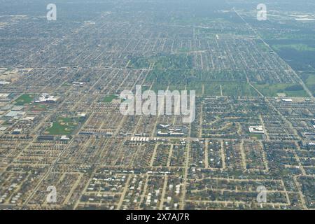 CHICAGO, IL - 05. APRIL 2016: Luftaufnahme von einem Flugzeug während des Starts vom Chicago O'Hare International Airport am Tag. Stockfoto