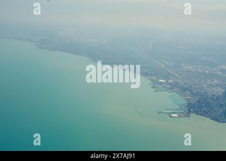 CHICAGO, IL - 05. APRIL 2016: Luftaufnahme von einem Flugzeug während des Starts vom Chicago O'Hare International Airport am Tag. Stockfoto