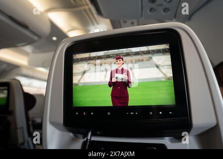 DOHA, KATAR - 13. OKTOBER 2023: Ein Qatar Airways Airbus A380 Economy Class-Sitz mit Bordunterhaltungssystem Stockfoto