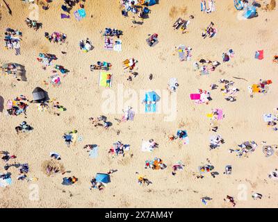 Luftaufnahmen von der Drohne auf Silver Sands Beach in Aberdour am warmen Mai-Wochenende, Fifr, Schottland, Großbritannien Stockfoto