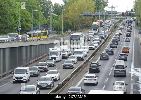 Stau, zähfliessender Verkehr, Stadtautobahn A 111, Höhe Heckerdamm, Charlottenburg, Berlin, Deutschland *** Stau, langsam fahrender Verkehr, Stadtautobahn A 111, bei Heckerdamm, Charlottenburg, Berlin, Deutschland Stockfoto