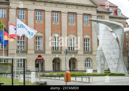 Skulptur von Daniel Libeskind Wing vor dem Siemens Verwaltungsgebäude, Rohrdamm, Siemensstadt, Spandau, Berlin, Deutschland *** Skulptur von Daniel Libeskind Wing vor dem Siemens Verwaltungsgebäude, Rohrdamm, Siemensstadt, Spandau, Berlin, Deutschland Stockfoto