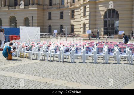 Berlin, Deutschland - 17. Mai 2024 - 'Platz der Hamas Geiseln' - die Installation mit einer Nachbildung des Hamas-Tunnels und leeren Stühlen am Bebelplatz in Berlin-Mitte. (Foto: Markku Rainer Peltonen) Stockfoto