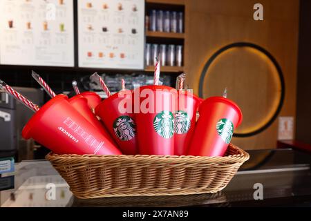 DUBAI - NOVEMBER 2022: Starbucks Red Christmas Cup auf dem Tisch bei Starbucks Stockfoto