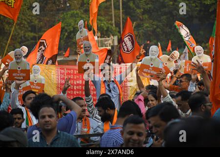 Mumbai, Indien. Mai 2024. Anhänger der Bharatiya Janata Party (BJP) werden bei einer Kundgebung der Allianzpartei, die der indische Premierminister Narendra Modi in Mumbai anspricht, bejubelt. Die Bharatiya Janata Party (BJP) und ihre Allianzparteien hielten eine Kundgebung ab, die ihre Anhänger ermutigte, bei der Wahl in Loksabha für sie zu stimmen, wenn die Stadt am 20. Mai 2024 zur Wahl geht. (Foto: Ashish Vaishnav/SOPA Images/SIPA USA) Credit: SIPA USA/Alamy Live News Stockfoto