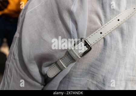 Alter, weißer Ledergürtel, Armband isoliert auf weißem Hintergrund Stockfoto