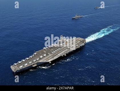 Der Flugzeugträger USS Abraham Lincoln durchquert den Indischen Ozean mit dem Arleigh-Burke-Klasse-Raketenzerstörer USS Russell und der Oliver Ha Stockfoto