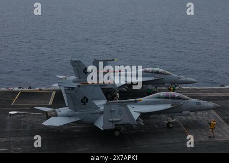 240514-N-FG645-1116 PAZIFISCHER OZEAN (14. Mai 2024) Ein Paar F/A-18F Super Hornets, die der Strike Fighter Squadron (VFA) 41 zugeordnet sind, bereiten sich auf den Start vor Stockfoto