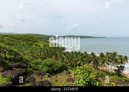 Wunderschöner Blick auf die Küste gesäumt von Kokospalmen während der Monsunsaison, vom Betul Sunset View Point aus gesehen, Betul, Goa, Indien Stockfoto