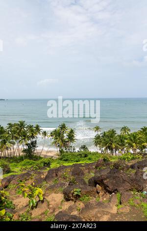 Wunderschöner Blick auf die Küste gesäumt von Kokospalmen während der Monsunsaison, vom Betul Sunset View Point aus gesehen, Betul, Goa, Indien Stockfoto