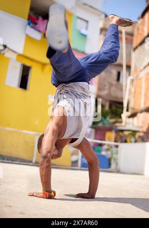 Capoeira, Tanz und Mann auf der Straße in Brasilien für Bewegung, Geschick und Unterhaltung in der Stadt. Kampfkunst, Breakdance und männlicher Künstler in Rio de Stockfoto