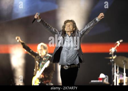 Houston, Texas, Usa. April 2024. Keith Richards (links) und Mick Jagger (rechts) treten am 28. April 2024 mit den Rolling Stones im NRG Stadium in Houston, Texas, auf. (Foto: Reginald Mathalone/NurPhoto) Credit: NurPhoto SRL/Alamy Live News Stockfoto