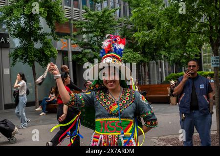 New York, Usa. Mai 2024. Die Zuschauer beobachten während der 18. Jährlichen Tanzparade und des Festivals. Quelle: SOPA Images Limited/Alamy Live News Stockfoto