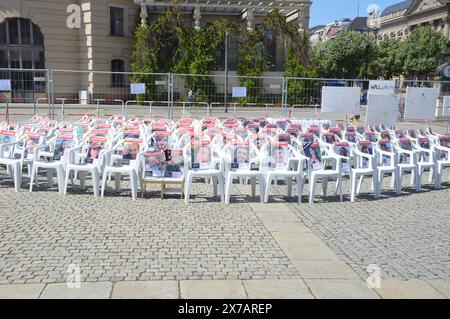 Berlin, Deutschland - 17. Mai 2024 - 'Platz der Hamas Geiseln' - die Installation mit einer Nachbildung des Hamas-Tunnels und leeren Stühlen am Bebelplatz in Berlin-Mitte. (Foto: Markku Rainer Peltonen) Stockfoto