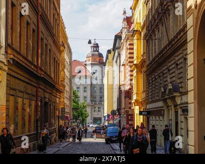 Prag, Tschechische Republik - 10. Mai 2024: Fußgänger spazieren auf einer alten Straße im Zentrum von Prag Stockfoto