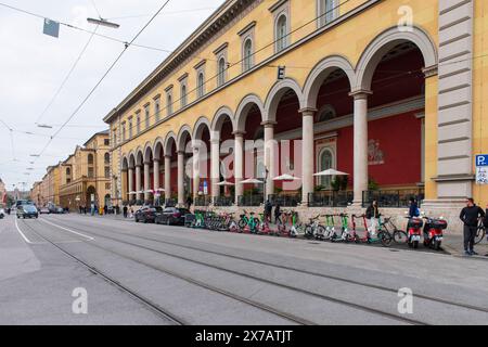 Maximilianstraße in München in der Münchner Innenstadt befindet sich am Max-Joseph-Platz an der Maximilianstraße das Palais Toerring-Jettenbach, die ehemalige Hauptpost bzw. Residenzpost, erbaut von Leo von Klenze München Bayern Deutschland *** Maximilianstraße in München das Schloss Toerring Jettenbach, das ehemalige Hauptpostamt oder Residenzpostamt, erbaut von Leo von Klenze in München Bayern Deutschland, befindet sich am Max Joseph Platz in der Maximilianstraße in der Münchner Innenstadt. Stockfoto