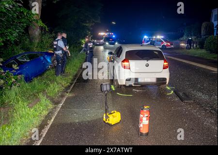 Gummersbach, Deutschland. Mai 2024. Polizeibeamte sichern Beweise am Unfallort. Bei einem Zusammenstoß zweier Wagen bei Gummersbach (Oberbergischer Kreis) wurden sieben Personen schwer verletzt. Die beiden Fahrzeuge fuhren am Sonntagabend hintereinander auf einer Straße, so die Polizei. Quelle: Markus Klümper/dpa/Alamy Live News Stockfoto