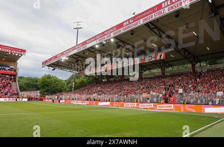 Berlin, Deutschland. Mai 2024. Fußball: Bundesliga, 1. FC Union Berlin - SC Freiburg, Spieltag 34, an der Alten Försterei. Fans auf der Waldseite der Union Berlin jubeln ihr Team mit Schals an. Hinweis: Andreas Gora/dpa – WICHTIGER HINWEIS: gemäß den Vorschriften der DFL Deutscher Fußball-Liga und des DFB Deutscher Fußball-Bundes ist es verboten, im Stadion und/oder des Spiels aufgenommene Fotografien in Form von sequenziellen Bildern und/oder videoähnlichen Fotoserien zu verwenden oder zu nutzen./dpa/Alamy Live News Stockfoto