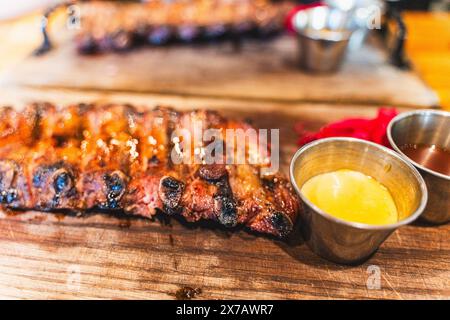 Köstliche gegrillte Rippchen, gewürzt mit einer scharfen Sauce. Geräucherte amerikanische Schweinerippchen. Draufsicht. Ausgewählter Fokus. Hochwertige Fotos Stockfoto