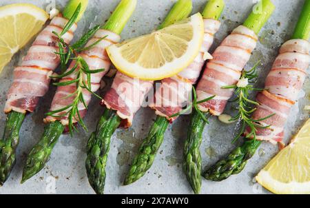 Spargel mit Schinken vor dem Backen in der Pfanne Stockfoto