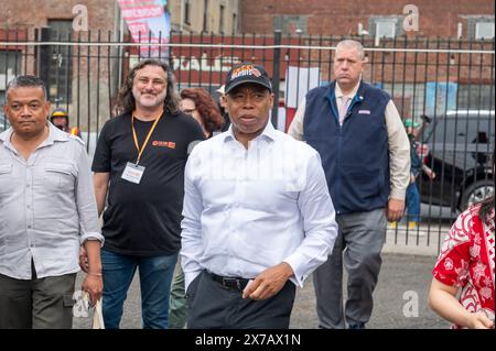 New York, Usa. Mai 2024. Der Bürgermeister von New York City, Eric Adams (C), kommt beim „First Night Festival“ der indonesischen kulinarischen Enthusiasten, Inc. Im Culture Lab in Long Island City im Queens Borough von New York City an. Quelle: SOPA Images Limited/Alamy Live News Stockfoto
