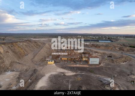 Stillgelegter, verlassener Minenschacht und Gebäude am unterirdischen Minenstandort Broken Hill's Line of Lode bei Sunset in NSW, Australien Stockfoto