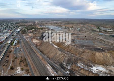 Stillgelegter, verlassener Minenschacht und Gebäude am unterirdischen Minenstandort Broken Hill's Line of Lode bei Sunset in NSW, Australien Stockfoto