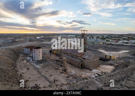 Stillgelegter, verlassener Minenschacht und Gebäude am unterirdischen Minenstandort Broken Hill's Line of Lode bei Sunset in NSW, Australien Stockfoto